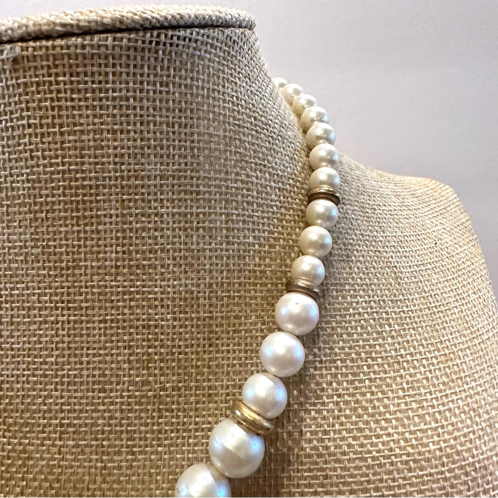 Vintage 1980’s Napier Necklace faux pearls, gold tone comes to a point, “V” - Picture 6 of 14